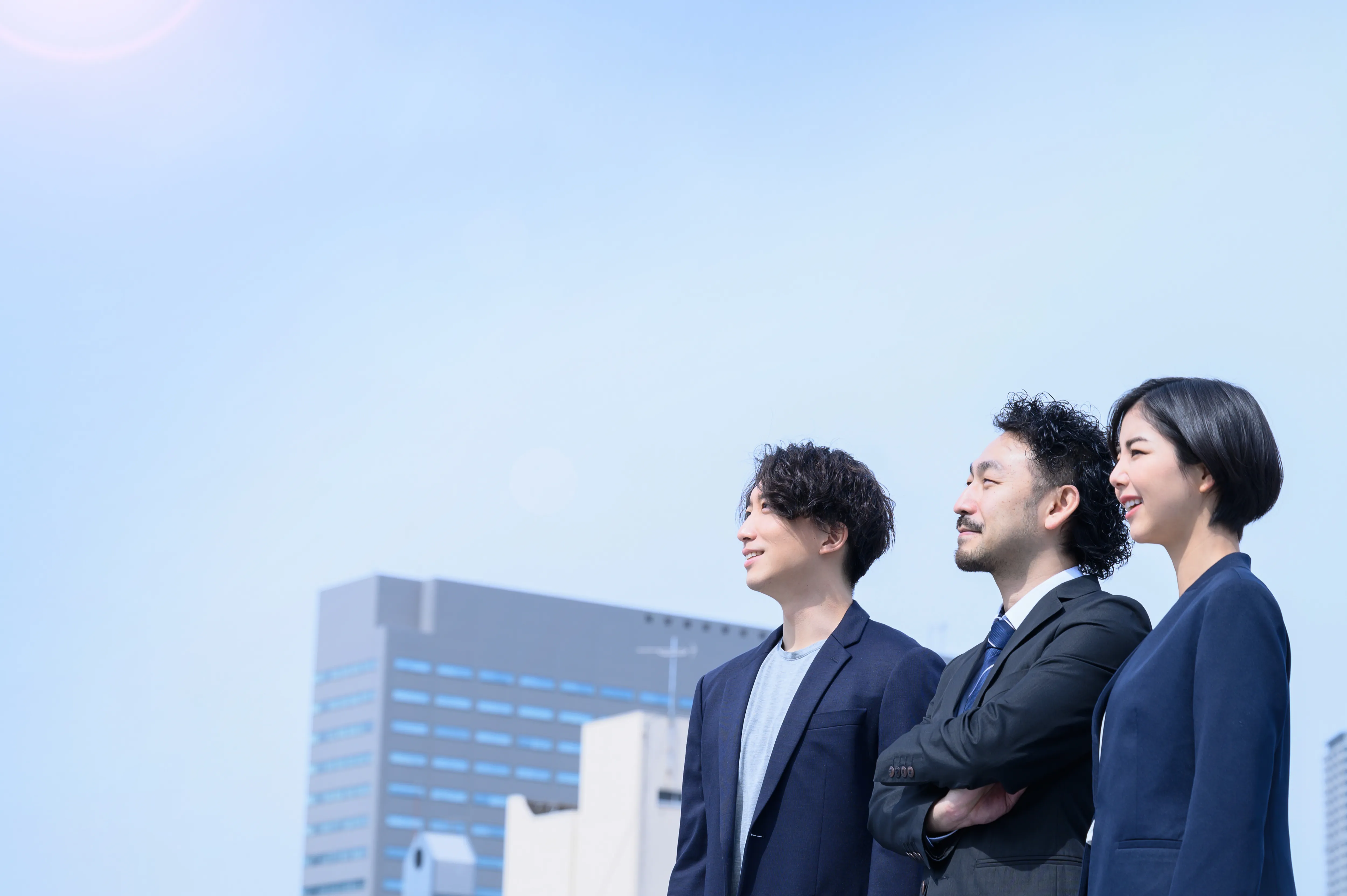 手が重なり合っている