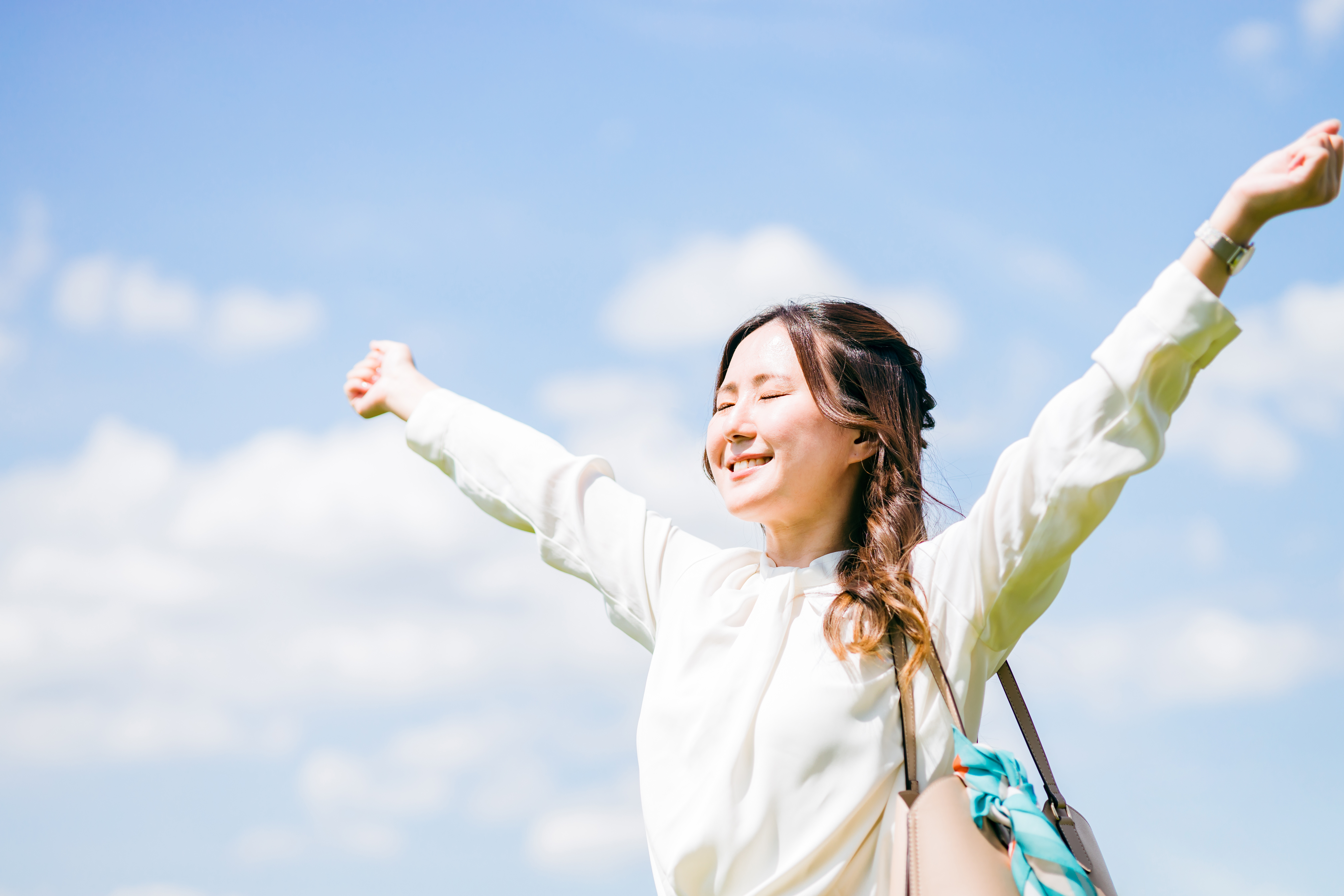 女性が両手を広げている