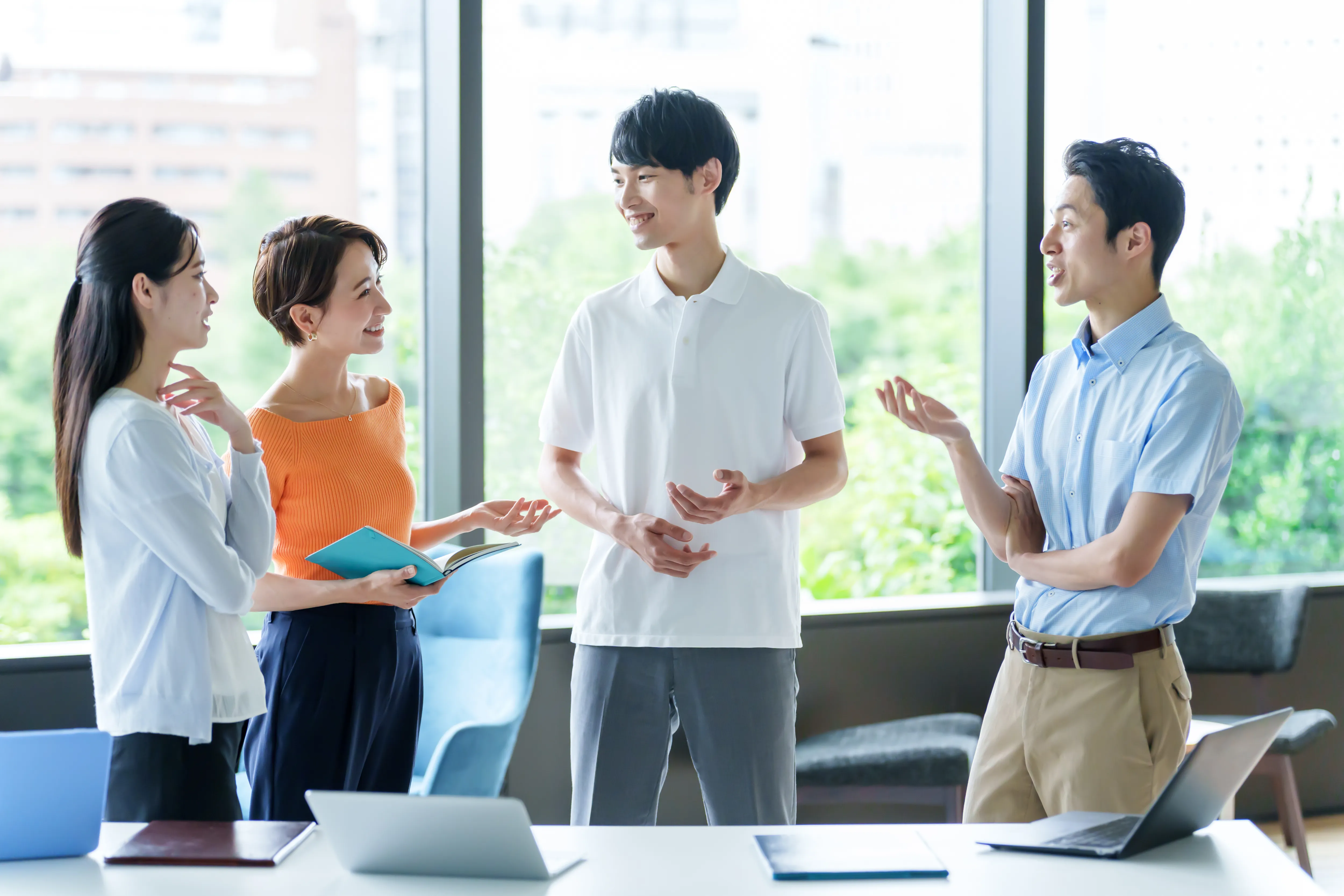 女性が両手を広げている