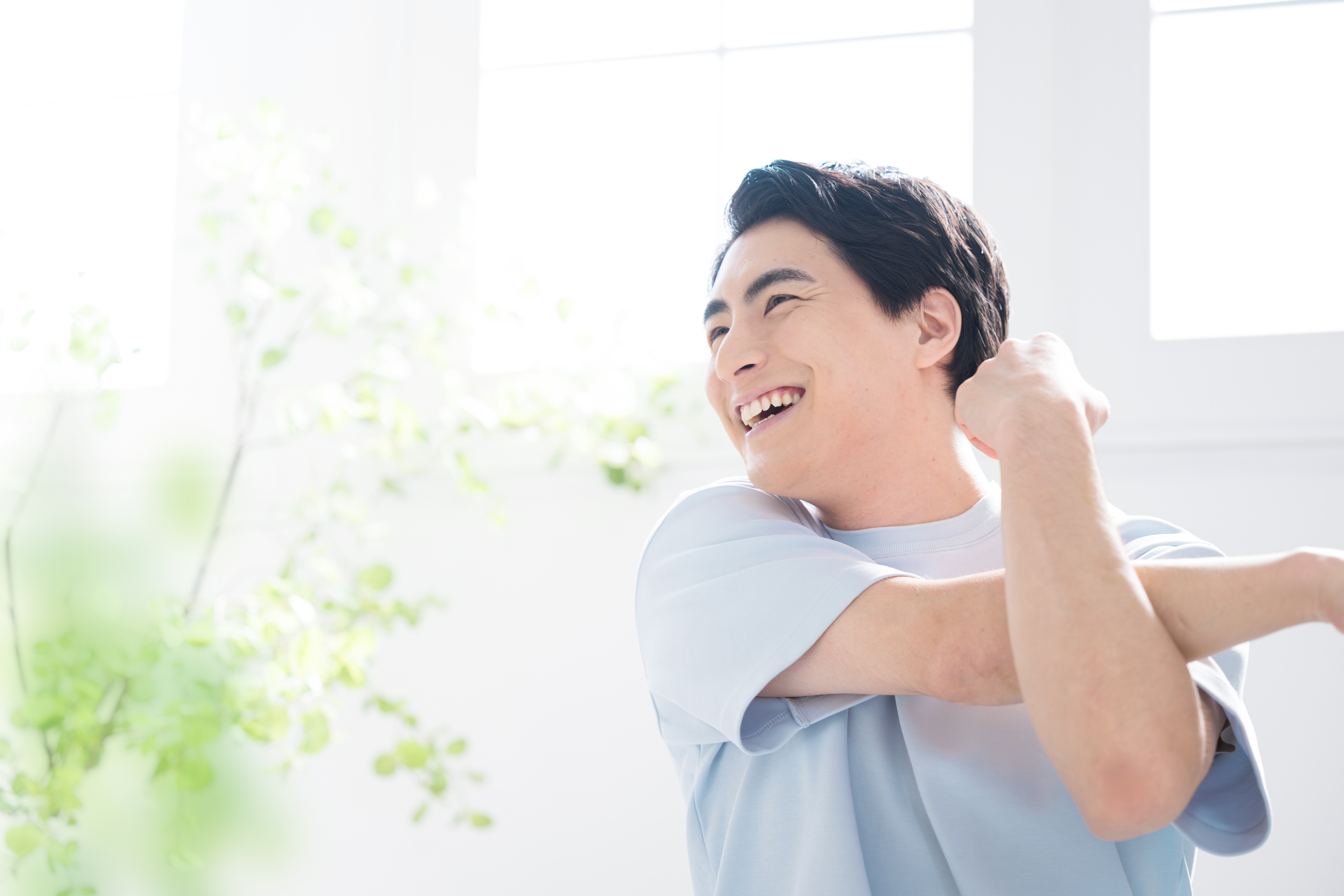 小さくガッツポーズしている男女